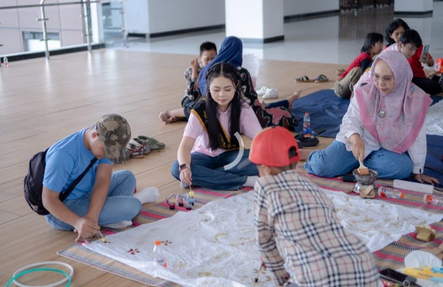 Membatik dalam Harmoni Pelangi: Langkah Kecil Celina dan Komunitas BBF Malang Rayakan Inklusi Lewat Budaya
