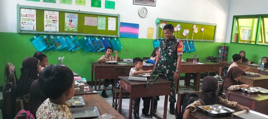 Babinsa Kiduldalem Dampingi Program Makan Bergizi Gratis di SD Negeri Kiduldalem 1