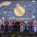 Penyerahan penghargaan Anugerah Kampus Unggulan. (Ist) Sabet Dua Penghargaan Sekaligus di Anugerah Kampus Unggulan, UIBU Tunjukkan Konsistensi dalam Mutu dan Prestasi Mahasiswa