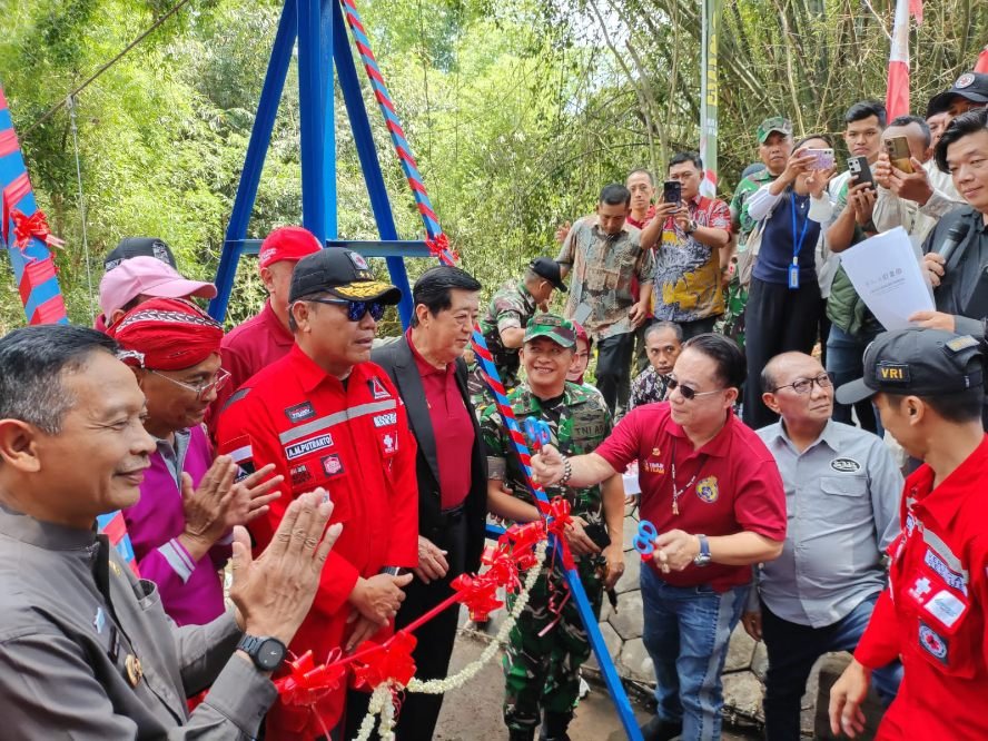 Dandim 0833/ Kota Malang Hadiri Peresmian Jembatan Perintis Gantung Penghubung Kelurahan Polehan dan Kedungkandang