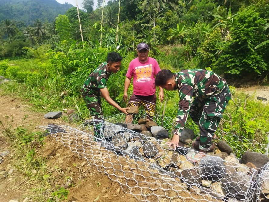 TMMD ke-126: Satgas Lanud Abd. Saleh Pasang Bronjong di Sungai Sengkaring untuk Cegah Erosi