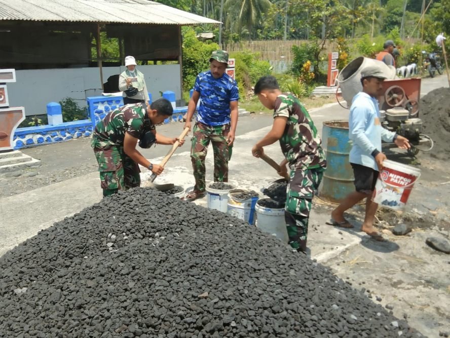 TMMD ke-126 Kodim 0818: Pembangunan Rabat Jalan Beton