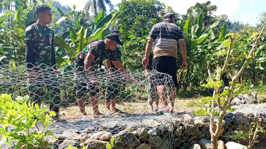 TMMD 126 Kodim 0818: Pemasangan Bronjong Kawat, Upaya Cegah Erosi dan Banjir Musiman