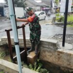 Antisipasi Banjir, Babinsa Koramil Kedungkandang Monitoring Debit Air