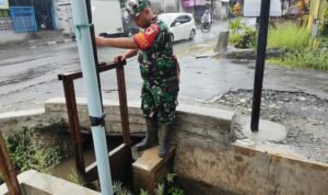 101-Antisipasi banjir Antisipasi Banjir, Babinsa Koramil Kedungkandang Monitoring Debit Air