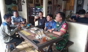 102-Kegiatan Komsos Babinsa Koramil Lowokwaru Gencarkan Komsos Bersama Tokoh Masyarakat