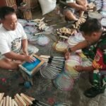Dukung Peningkatan Ekonomi Warga Babinsa Bandulan Anjangsana ke Pengerajin Raket