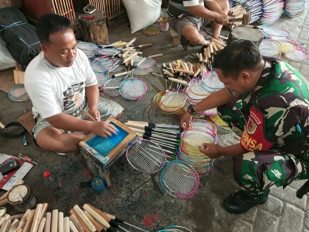Dukung Peningkatan Ekonomi Warga Babinsa Bandulan Anjangsana ke Pengerajin Raket