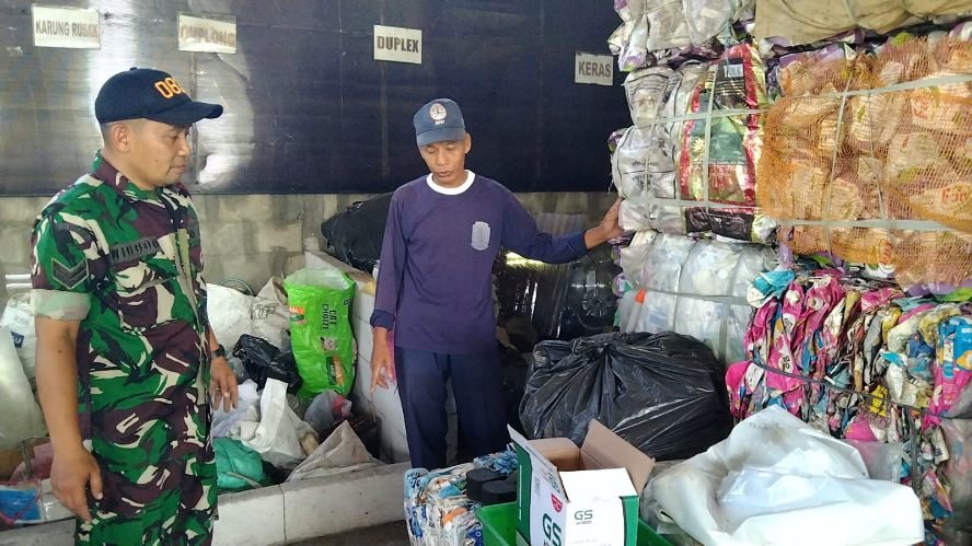 Babinsa Bandungrejosari Dukung Pengelolaan Sampah Berbasis Masyarakat