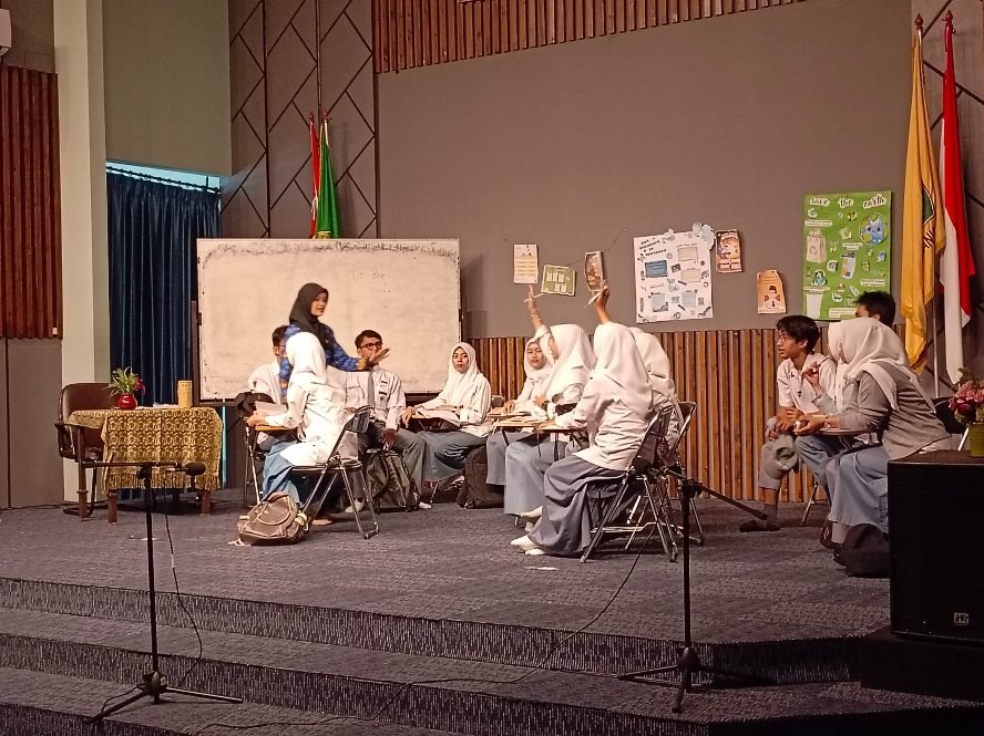 Mahasiswa ELT UIN Malang Hadirkan Drama Kreatif From White Board to Heart Board
