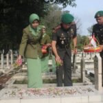 Dandim 0833 Kota Malang dan Ketua Persit Ziarah Rombongan Peringati HUT ke-62 Korem 083/ Baladhika Jaya