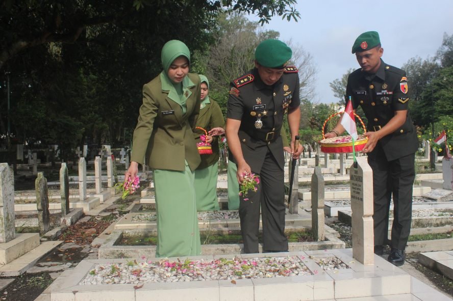 Dandim 0833 Kota Malang dan Ketua Persit Ziarah Rombongan Peringati HUT ke-62 Korem 083/ Baladhika Jaya