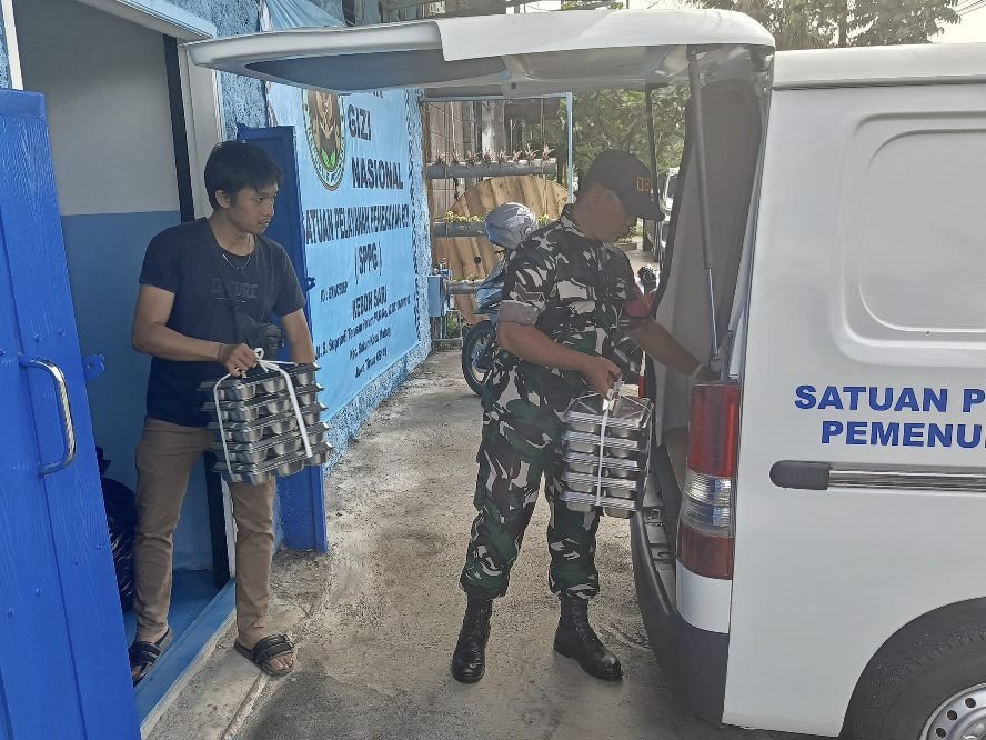 Babinsa Kebonsari Berperan Aktif dalam Pendistribusian Makan Bergizi Gratis