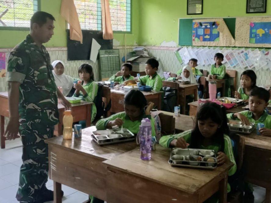 Babinsa Blimbing Dampingi Pelaksanaan Makan Bergizi Gratis di SDN Purwodadi 1