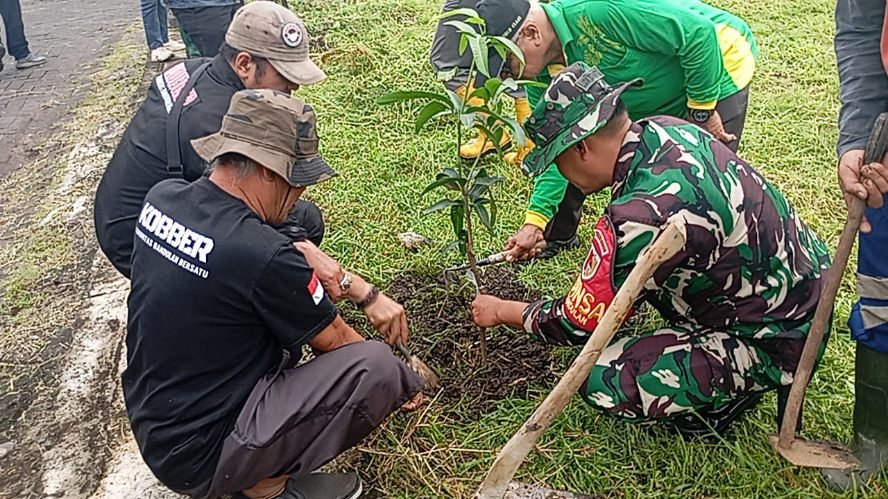 Peduli Lingkungan, Babinsa Bandulan Penghijuan Bersama Warga