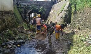 Babinsa Kasin bersihkan banjir