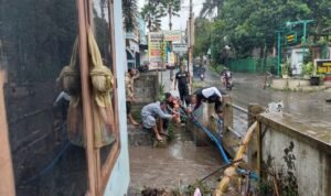 Babinsa Tunggulwulung cegah banjir