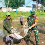 Antisipasi Banjir Babinsa Wonokoyo dan Warga Gotong Royong Bersihkan Sampah di Kalianyar