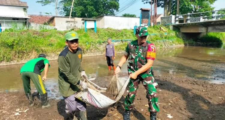 Antisipasi Banjir Babinsa Wonokoyo dan Warga Gotong Royong Bersihkan Sampah di Kalianyar