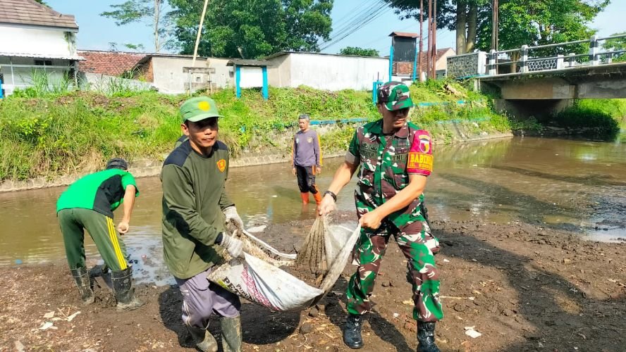 Antisipasi Banjir Babinsa Wonokoyo dan Warga Gotong Royong Bersihkan Sampah di Kalianyar