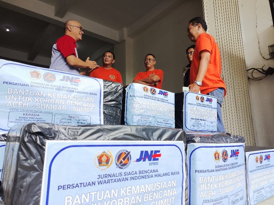 Gandeng JNE, JSB PWI Malang Raya Salurkan Bantuan Korban Banjir di Aceh