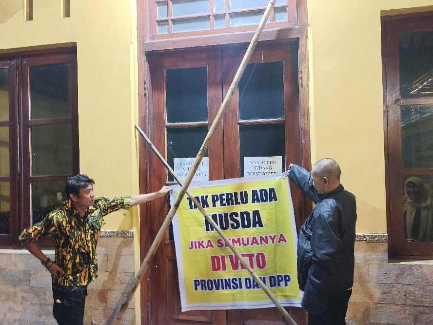 Tolak Hasil Musda Golkar Kota Malang Berujung Penyegelan Kantor DPD