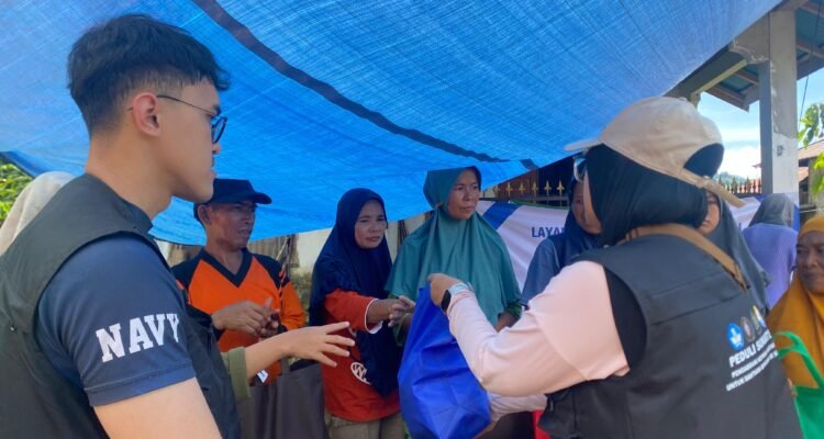 UMM Salurkan Hygiene Kit untuk Korban Banjir dan Longsor di Kabupaten Agam