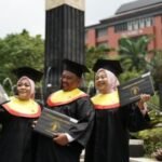 Unik, Satu Keluarga ini Wisuda Bersamaan di UB