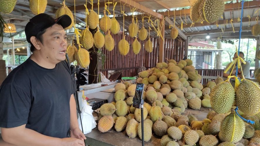 Manfaatkan Medsos, Kedai Syakuraa Alas Veenuz Trawas Semakin Dikenal Pecinta Durian