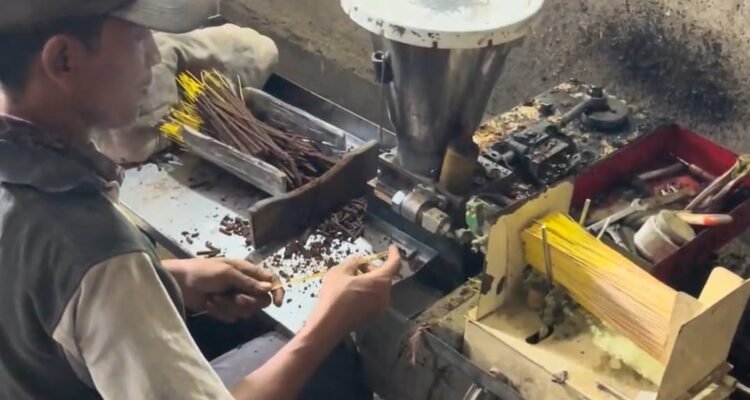 Tak Banyak yang Tahu, Desa Dalisodo Malang Punya Pengrajin Dupa yang Bertahan hingga Kini