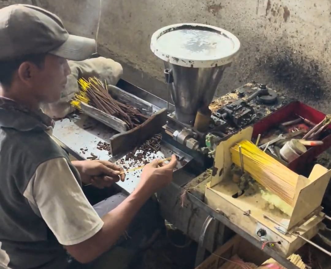 Tak Banyak yang Tahu, Desa Dalisodo Malang Punya Pengrajin Dupa yang Bertahan hingga Kini