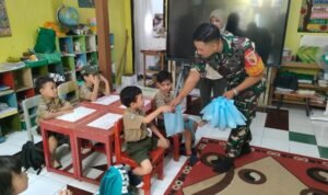 Babinsa Klojen bagikan MBG Babinsa Klojen Pastikan Siswa Tetap Dapat Asupan Makan Bergizi Gratis Selama Ramadan