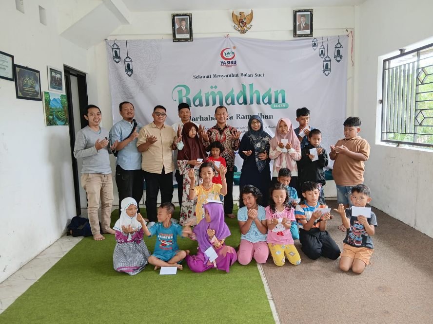 Berbagi Kebahagiaan, Komunitas Aksara Tumapel Salurkan Santunan untuk Anak Panti Yasibu