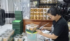 Proses pengepakan kue kering Cempaka Cookies Pertahanankan Rasa dan Tanpa Pengawet, Kue Kering Cempaka Cookies Jadi Favorit Saat Ramadan