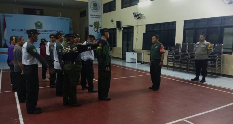 Babinsa Bandungrejosari latih Linmas