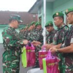 Dandim 0833 serahkan bingkisan Dandim 0833 Berikan Bingkisan Lebaran untuk Keluarga