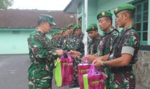 Dandim 0833 Berikan Bingkisan Lebaran untuk Keluarga