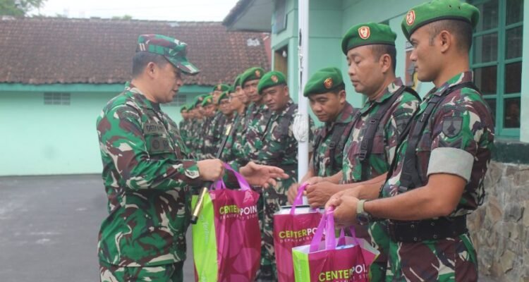 Dandim 0833 serahkan bingkisan Dandim 0833 Berikan Bingkisan Lebaran untuk Keluarga
