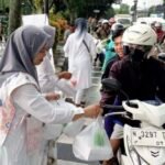 Persit Kodim 0833 Berbagi Takjil Gratis di Bulan Ramadan