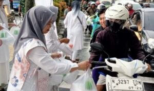Persit Kodim 0833 Berbagi Takjil Gratis di Bulan Ramadan