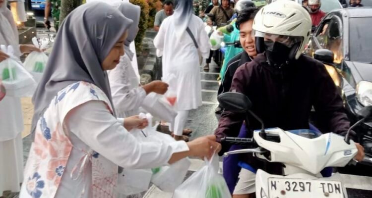 Persit Kodim 0833 Berbagi Takjil Gratis di Bulan Ramadan