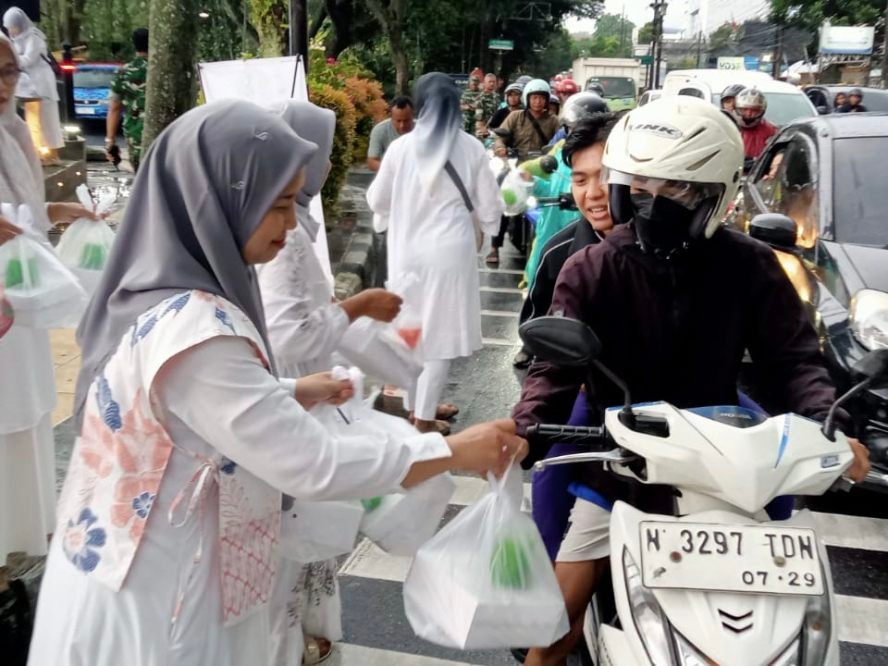 Persit Kodim 0833 Berbagi Takjil Gratis di Bulan Ramadan