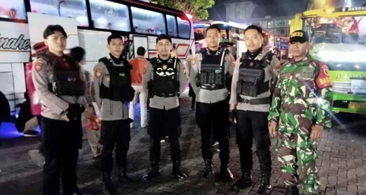 Babinsa Blimbing Monitoring Pemberangkatan Calon Jamaah Haji Kota Malang