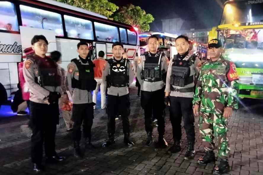 Babinsa Blimbing Monitoring Pemberangkatan Calon Jamaah Haji Kota Malang