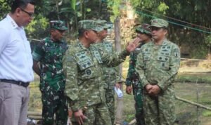 Dandim 0833 Dampingi Danrem 083 Tinjau Pembangunan Jembatan Perintis Garuda