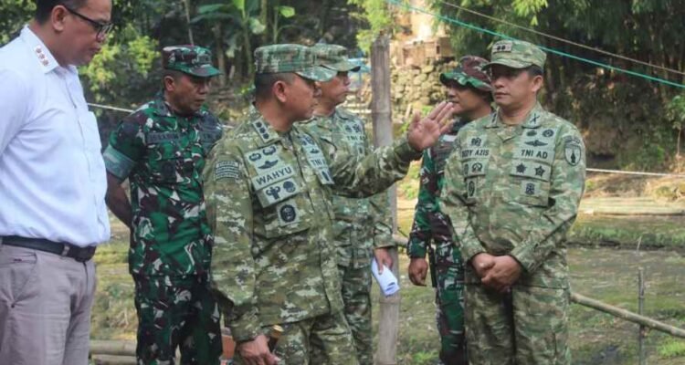 Dandim 0833 Dampingi Danrem 083 Tinjau Pembangunan Jembatan Perintis Garuda