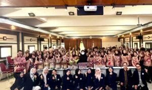 Foto bersama Mahasiswa UM dan Siswa SMKN 3 Malang Mahasiswa UM Kenalkan Siswa SMKN 3 Malang Metode Takakura dan Ecobrick untuk Kelola Sampah