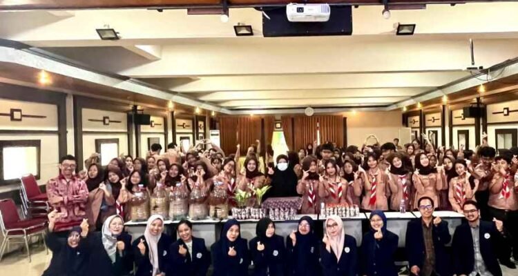 Mahasiswa UM Kenalkan Siswa SMKN 3 Malang Metode Takakura dan Ecobrick untuk Kelola Sampah