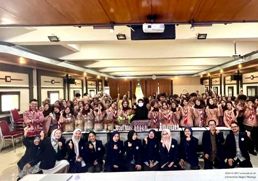 Mahasiswa UM Kenalkan Siswa SMKN 3 Malang Metode Takakura dan Ecobrick untuk Kelola Sampah