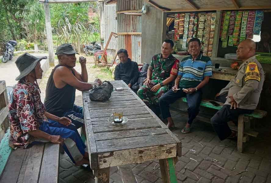 Komsos Babinsa Tasikmadu Pererat Silaturahmi TNI dan Warga